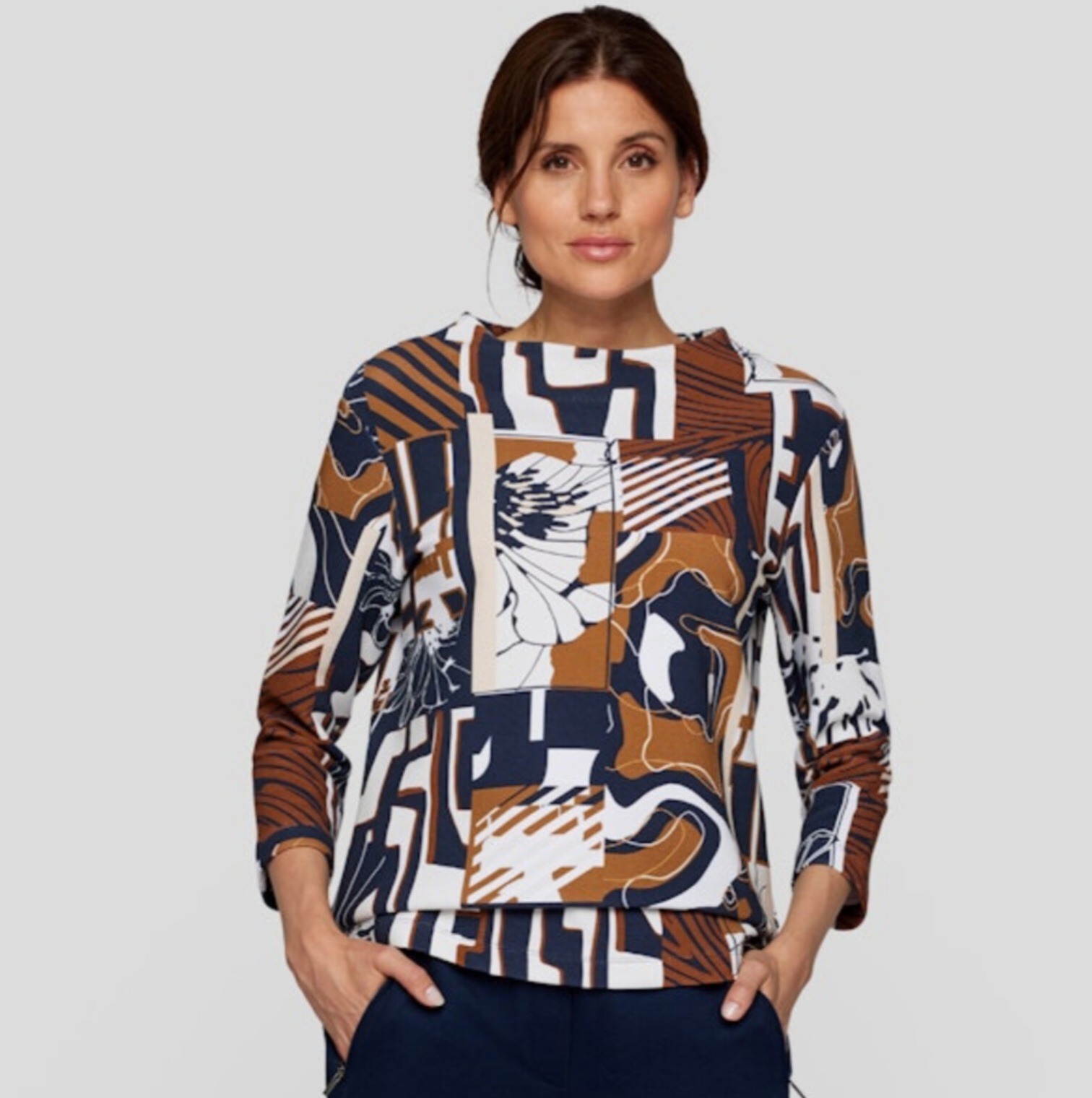 Attraktives Sweatshirt von Rabe Moden in Braun-Blau Tönen, graphischer Druck, Stehkragen, 3/4 Arm